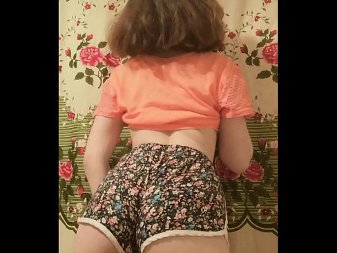 ❤️ Sexy junges Babe zieht ihre Shorts vor der Kamera aus ️❌ Anal video bei uns