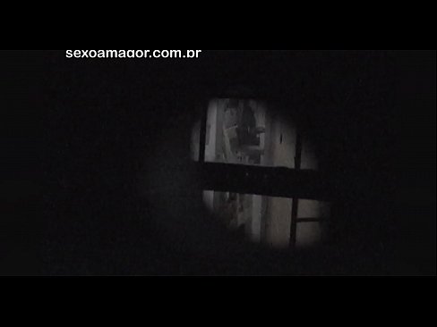 ❤️ Blondie wird heimlich von einem Voyeur aus der Nachbarschaft gefilmt, der sich hinter Hohlblocksteinen versteckt ️❌ Anal video bei uns