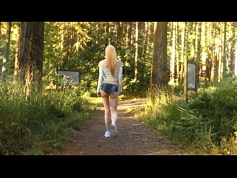 ❤️ Schöne Frau bewegt sich langsam, nicht nackt Video ️❌ Anal video bei uns