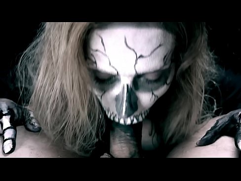 ❤️ Dämonenmädchen lutscht Schwanz mit ihrem schwarzen Mund und schluckt Sperma. ️❌ Anal video bei uns