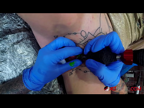 ❤️ Extrem tätowierte Hottie Sully Savage hat ein Tattoo auf ihrer Klitoris ️❌ Anal video bei uns